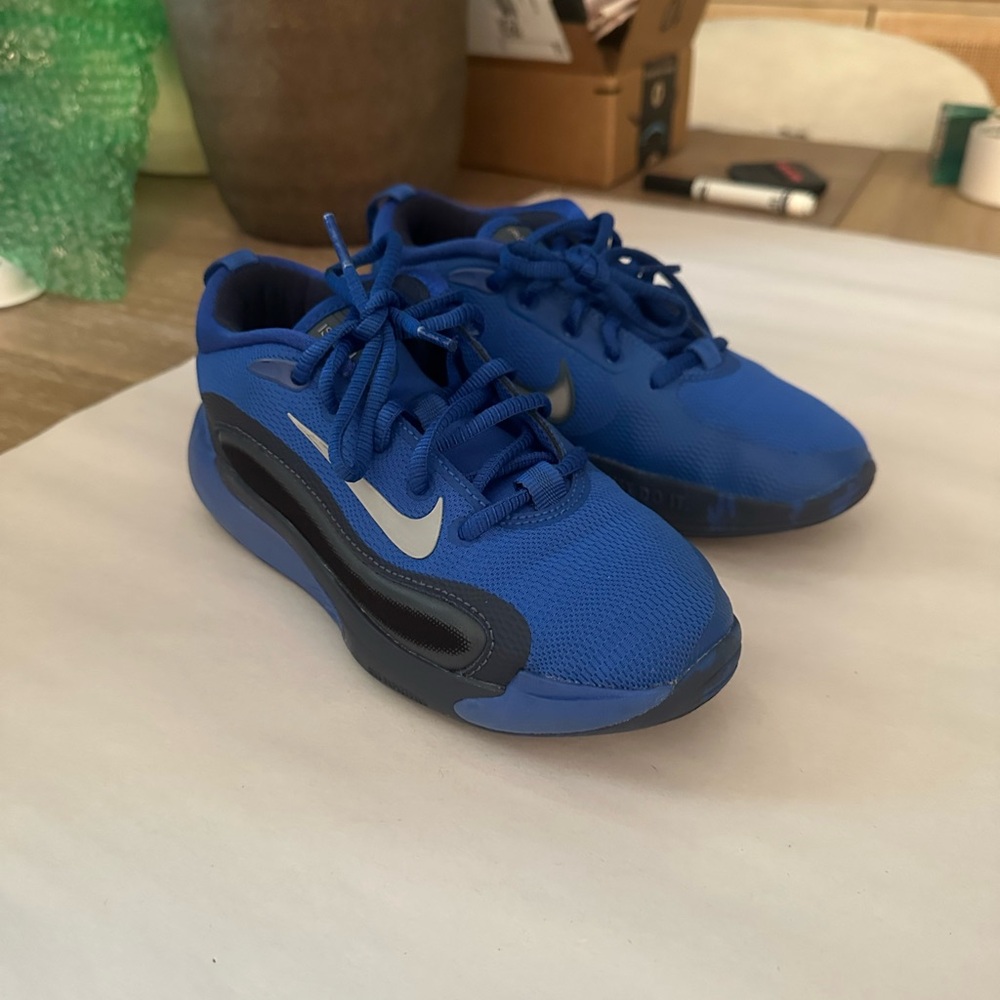 Nike Kids IsoFly Shoes - size 2.5